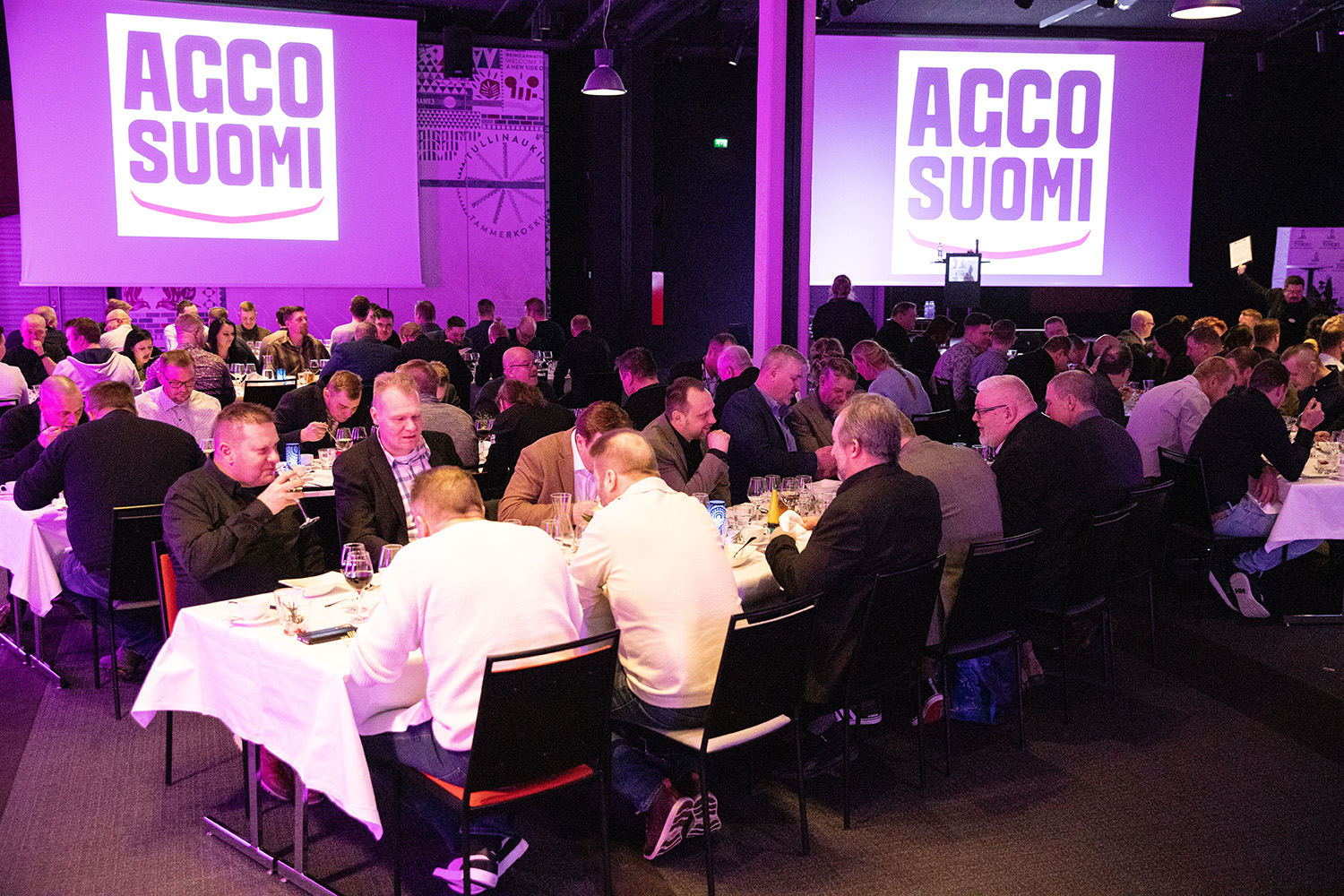 AGCO Suomen vajaat 200 työntekijää kokoontui Tampereelle kauden starttipalaveriin. Lisäksi palveluverkostoon kuuluu noin 250 yksityisten huoltofirmojen työntekijää. Yhteensä suomalaisten asiakkaiden tukena työskentelee yli 400 henkilöä varsinaisen tehtaan henkilöstön lisäksi.