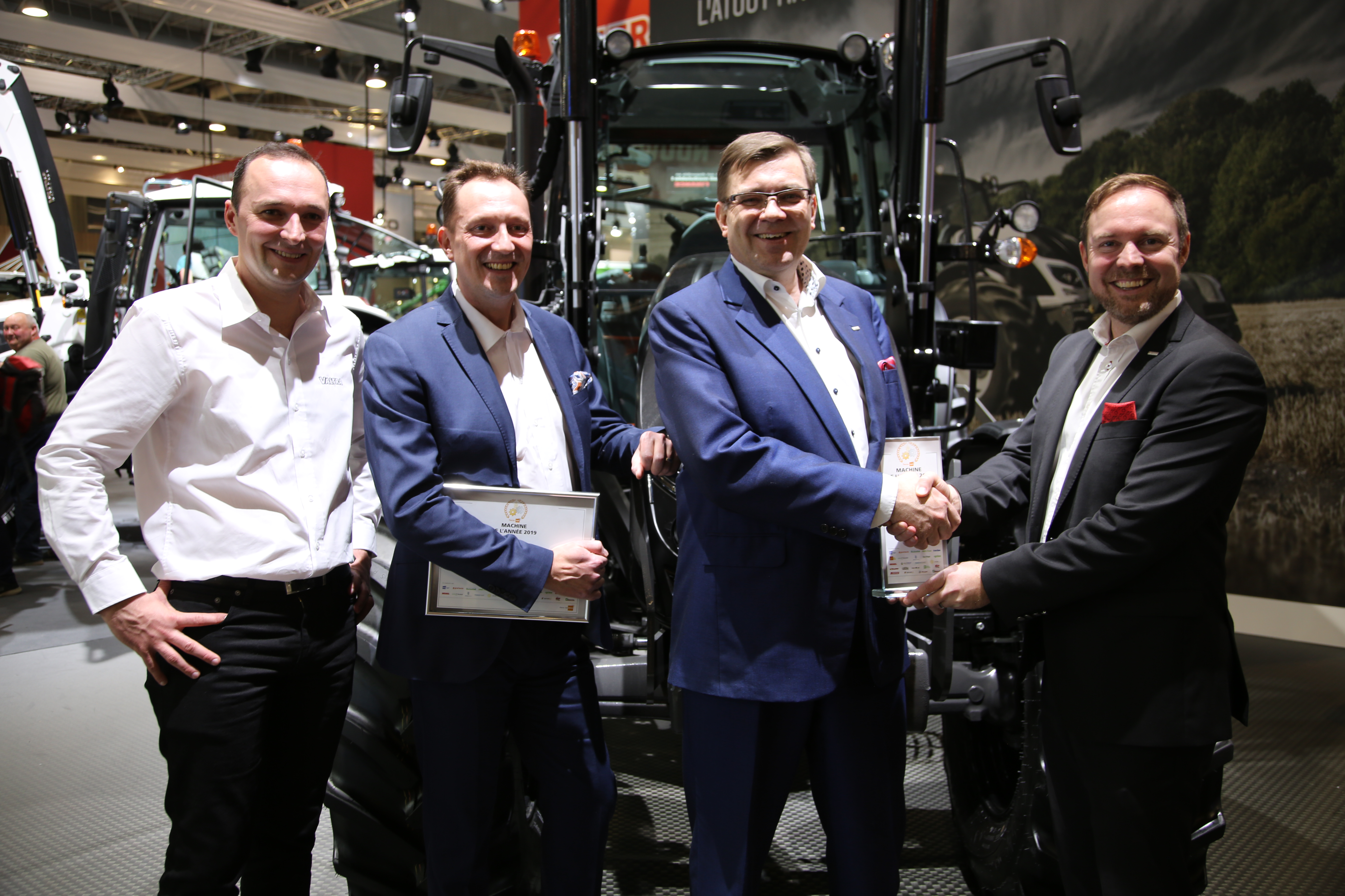Machine of the Year -palkinto jaettiin SIMA-näyttelyssä Pariisissa. Vasemmalta oikealle: Benoit Egon (tuomariston jäsen), Mikko Lehikoinen (markkinointijohtaja, Valtra EME), Jari Rautjärvi (toimitusjohtaja, Valtra EME), Ville Mansikkamäki (myyntijohtaja, Valtra EME), Alexandre Chantrelle (kansallinen myyntijohtaja, Valtra France) ja Dieter Dänzer (tuomariston jäsen).