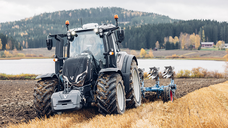 Valtra T-sarjan traktori kyntämässä.