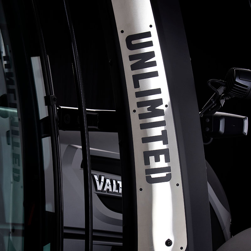 Valtra Unlimited celebrates 10 years with two exclusive packages for your custom tractor. Choose from either the Unlimited 10 Years Full or Light packages and receive a special gift.