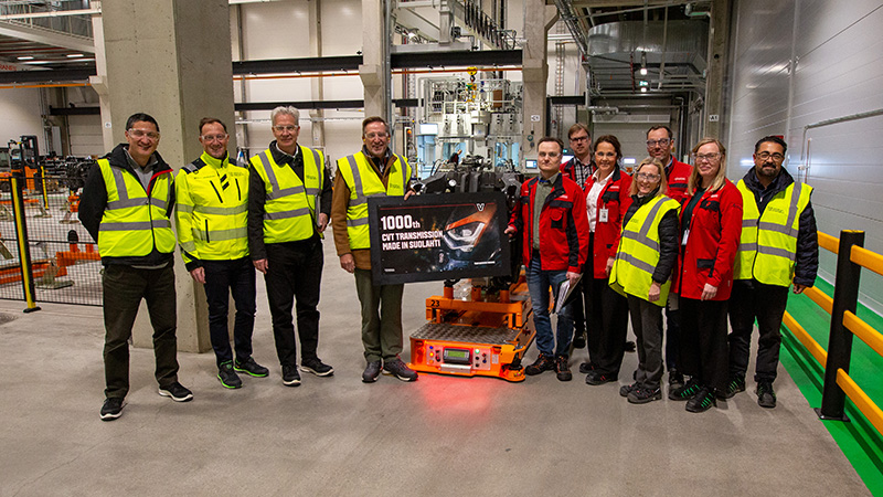 AGCO:n ja Valtran johtohenkilöt juhlivat Valtran Suolahden vaihteistotehtaalla valmistetun 1000. AGCO CVT -voimansiirton valmistumista.