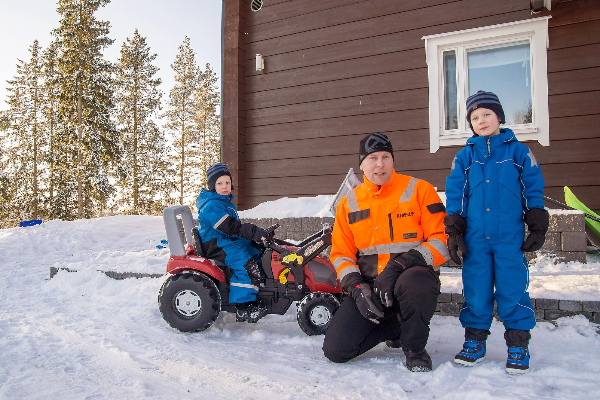 Vesa Erosen pojat Konsta ja Peetu ovat jo kiinnostuneita traktoritöistä. Vesa Eronen valittiin viime vuonna Liperissä vuoden yrittäjäksi.
