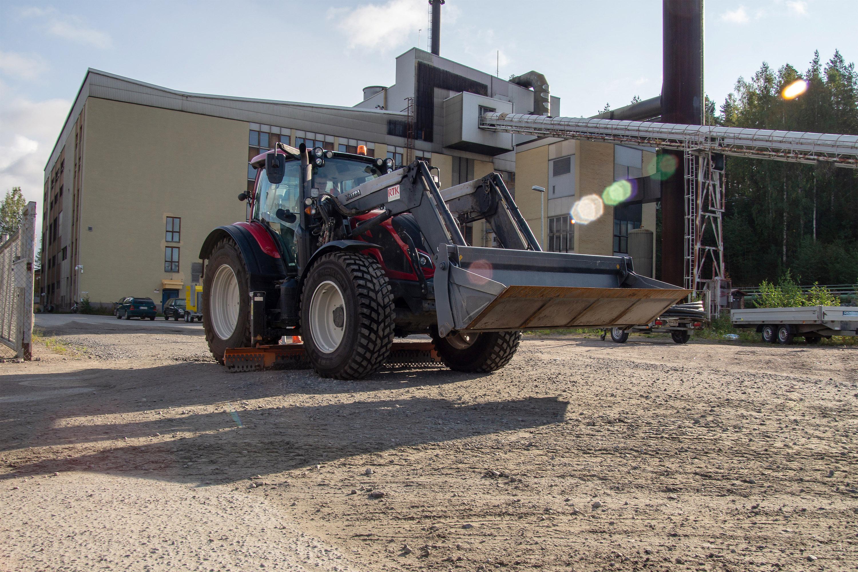 Jyväskylän RTK Palveluiden Valtra T234 Active on monipuolinen, tehokas ja taloudellinen työkone
