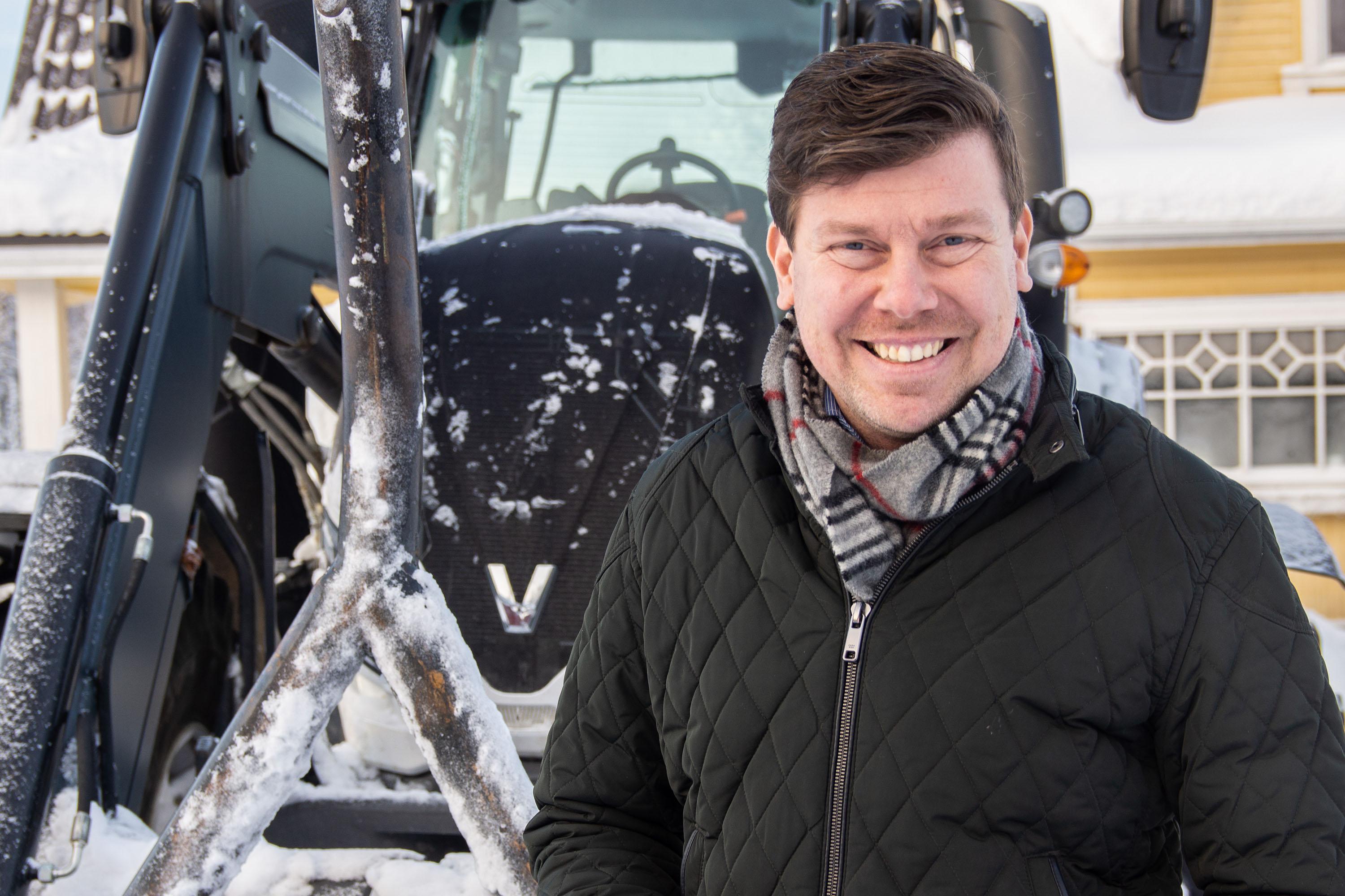Tommi Lunttila, taustalla Valtra-traktori T214 Direct
