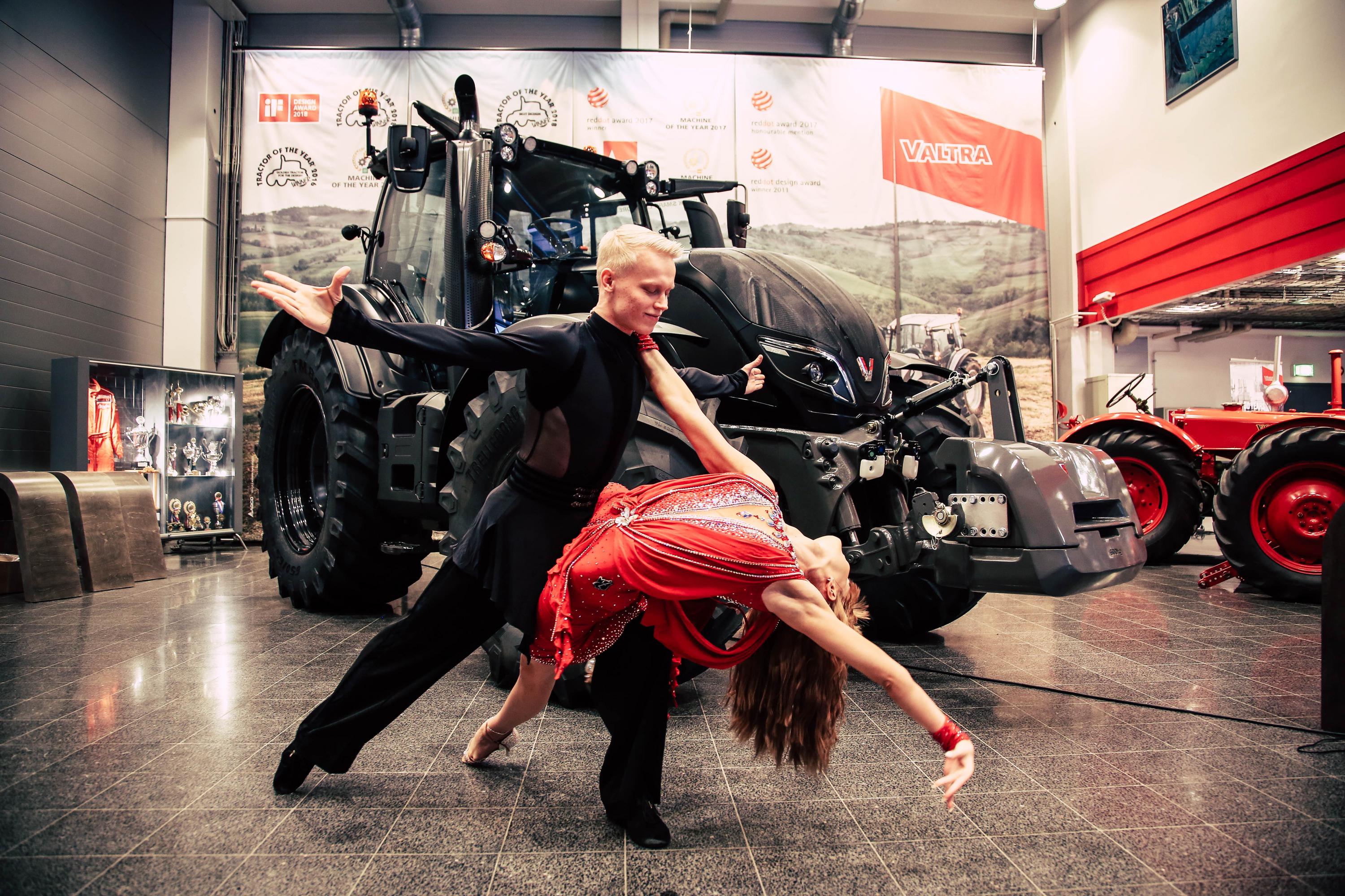 Kilpatanssipari Antti Kapanen ja Ada Varstala Valtran Suolahden tehtaalla