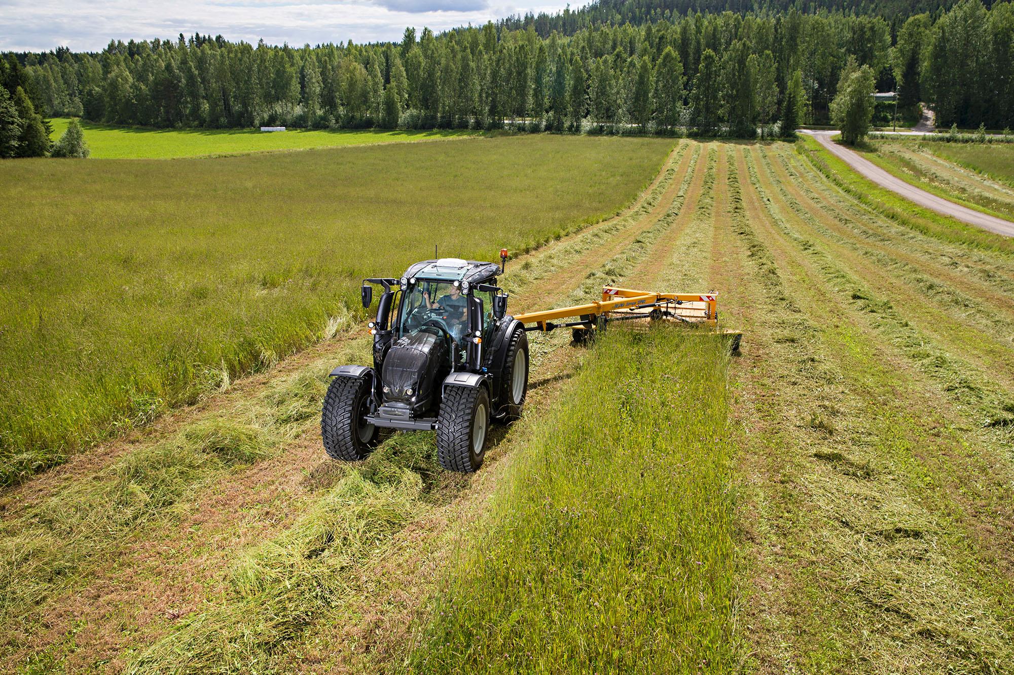 Traktorin Isobus ja automaattiohjaus ovat kehittyneet hyvin, mutta vielä ei ole valmista. Kuva: Jiri Halttunen